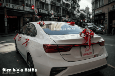 Hình chụp phía sau bộ hoa giả trang trí xe cưới mã 154