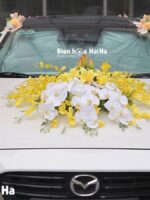 Trang trí hoa giả xe cưới hoa lan vàng
