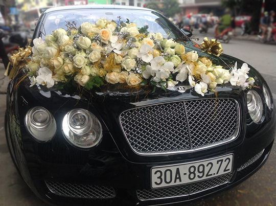 Trang trí hoa xe cưới bằng hoa hồ điệp và hoa hồng kem - Điện hoa Hải Hà | Dịch vụ điện hoa toàn quốc uy tín chất lượng