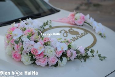Cận cảnh bộ hoa giả trang trí xe cô dâu băng lụa VIP