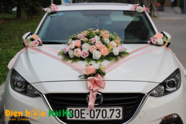 Trang trí xe hoa bằng hoa giả mầu pastel