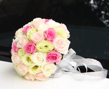 Bó hoa cưới cầm tay cô dâu nhẹ nhàng