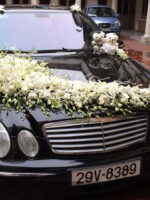 Trang trí xe hoa ngày cưới bằng hoa lan trắng
