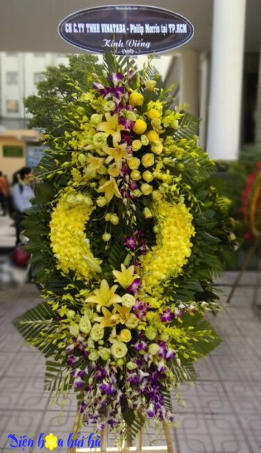 Vòng hoa tang lễ sang trọng hoa lan vàng
