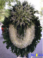 Vòng hoa viếng đám tang cho người trẻ tuổi lan trắng