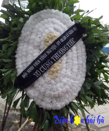 Vòng hoa viếng đám tang người mất trẻ tuổi tại Miền Bắc