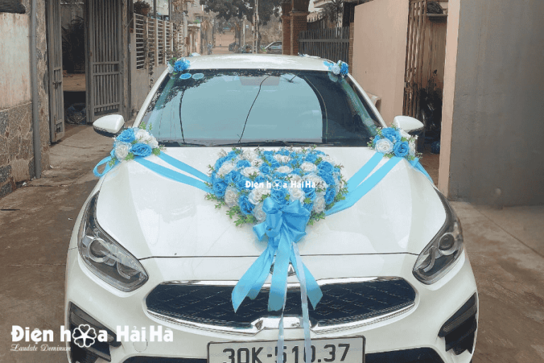 Hình ảnh chính diện bộ hoa giả kết xe cưới trái tim Vĩnh Cửu