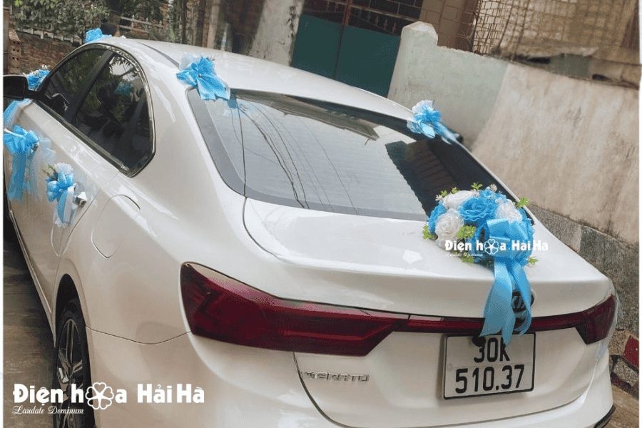 Cận cảnh trang trí phía sau của bộ hoa giả xe cưới