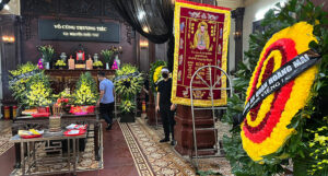 Vòng hoa tang lễ tại Phùng Hưng