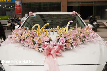 Hoa lụa kết xe cưới Married hồng cô dâu