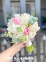 Hoa cầm tay cô dâu tulip – Hạnh phúc viên mãn