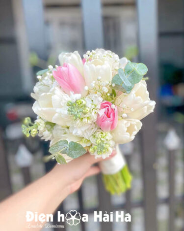Hoa cầm tay cô dâu tulip – Hạnh phúc viên mãn