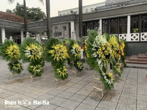 Đặt vòng hoa tang lễ tại Long Biên