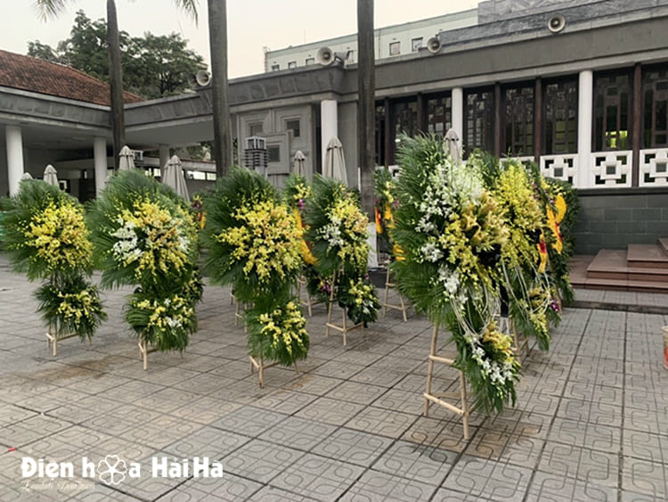Đặt vòng hoa tang lễ tại Long Biên