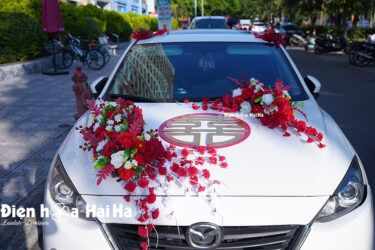 Mẫu hoa trang trí xe cưới hoa lụa Hạnh Phúc màu đỏ đẹp