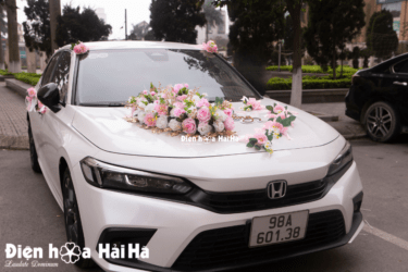 Mẫu hoa trang trí xe cưới hoa lụa nhập trắng hồng