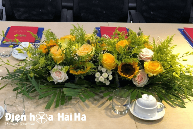 Hoa để bàn hội nghị - Hứng Khởi